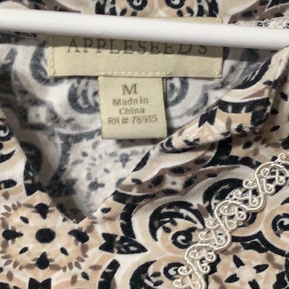 Appleseeds - Sz M - 3/4 arm sleeve shirt with embroidered v neck collar - Picture 2 of 5